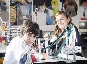 Lucas Paz e Stephanie Baron constroem e programam engenhocas